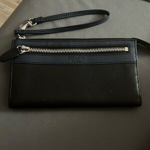 Beautiful Coach Blue Black Leather Wristlet Purse